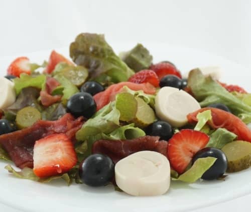 Salada de alface e carpaccio com frutas vermelhas