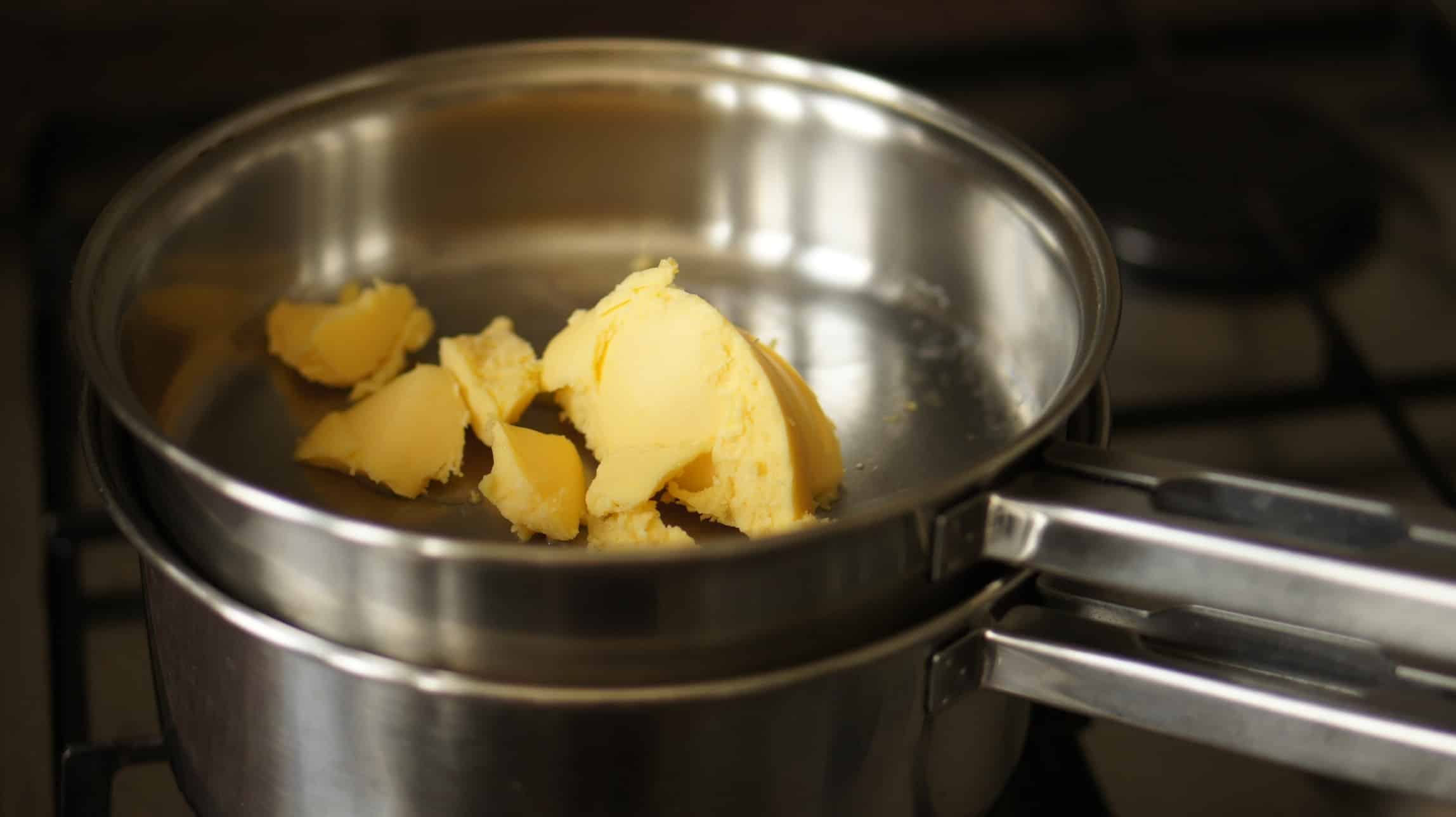 Derretendo a manteiga para fazer a manteiga clarificada