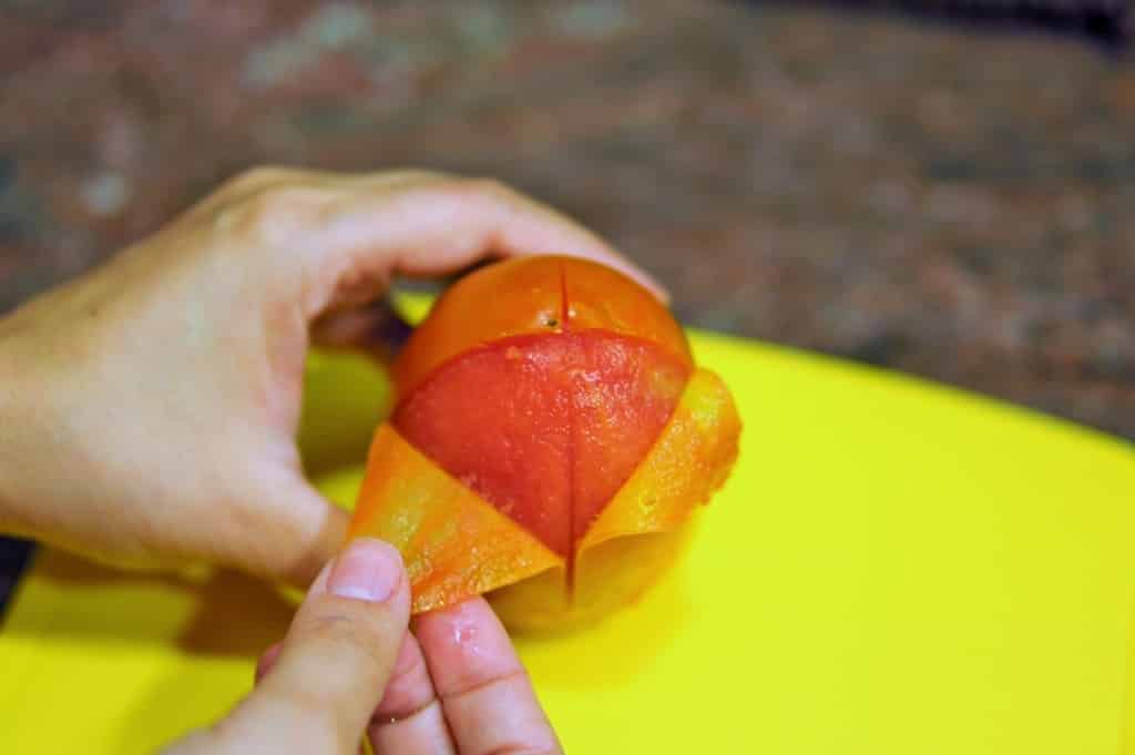 Retirando a pele dos tomates