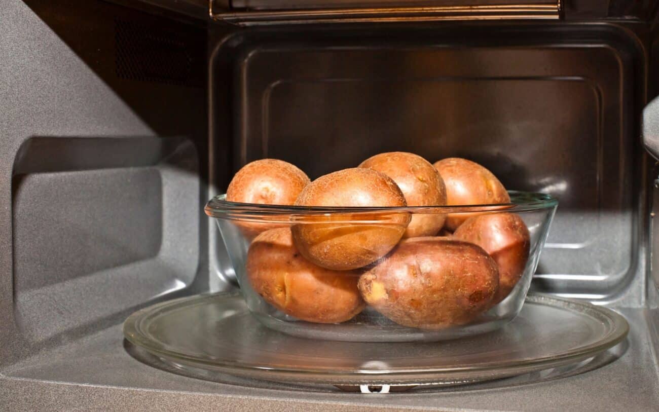 Como cozinhar batatas no micro-ondas