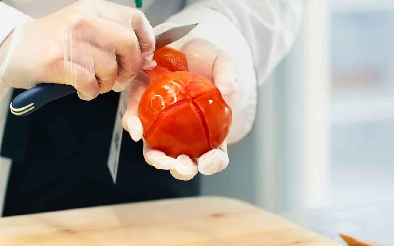 Como retirar a pele do tomate facilmente