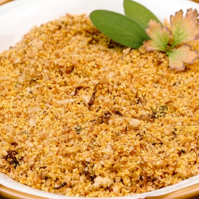 Farofa crocante feita com polenta de milho