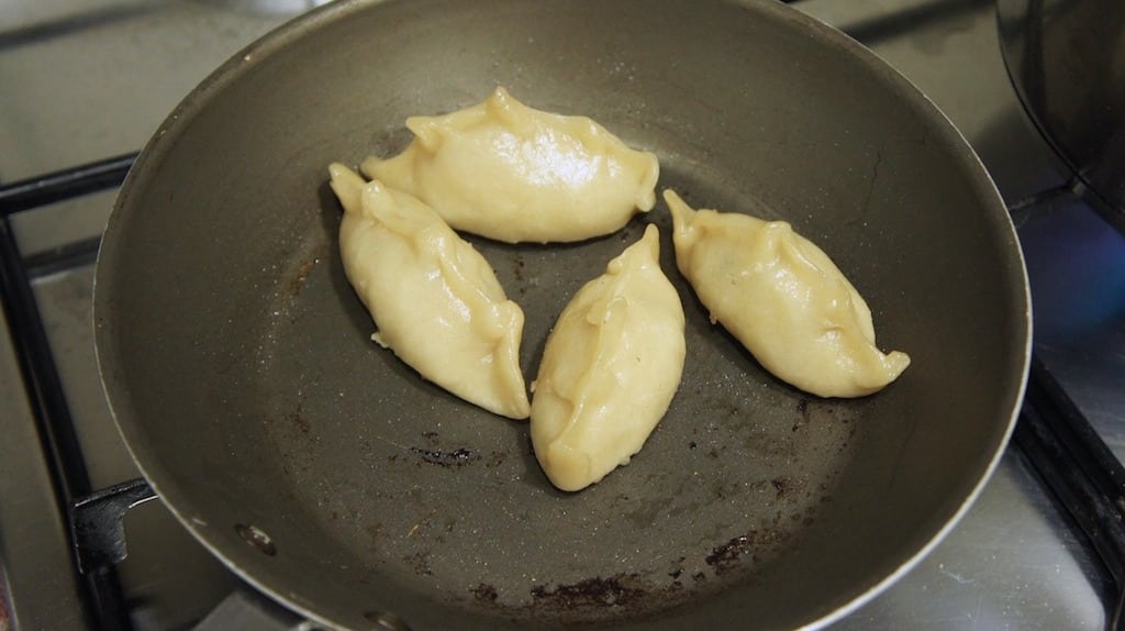 O Guioza é conhecido como pastel japonês e chinês. Ele foi criado na China  e chegou ao Japão pelos soldados que haviam lutado na Manchúria durante  a, By Enjoy Veggie