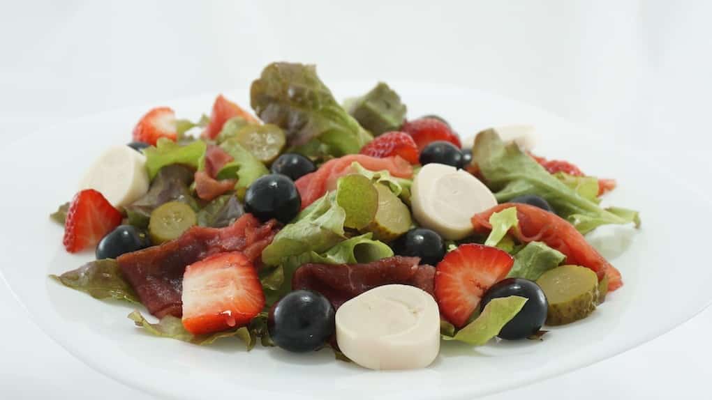 Salada de carpaccio com frutas vermelhas [252cal]