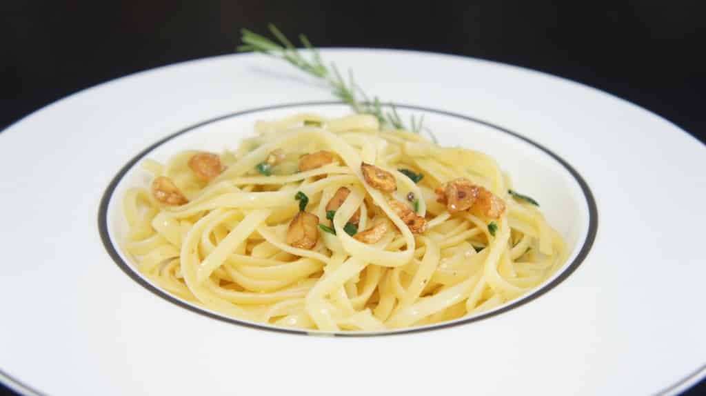 Talharim ao alho e óleo, nossa versão do Spaghetti aglio e olio