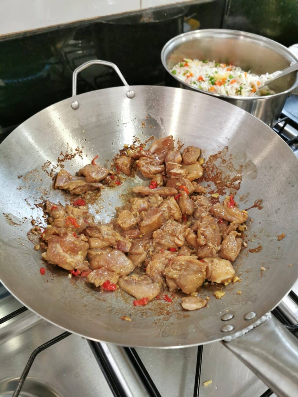 Restaurante Nosso Lar - O primeiro nome do Frango Xadrez é Gōngbǎo  Jīdīng. Na tradução em inglês tornou-se Kung Pao Chicken, mas foi no  português que ele ficou mais bonito. Caprichamos, enfeitamos